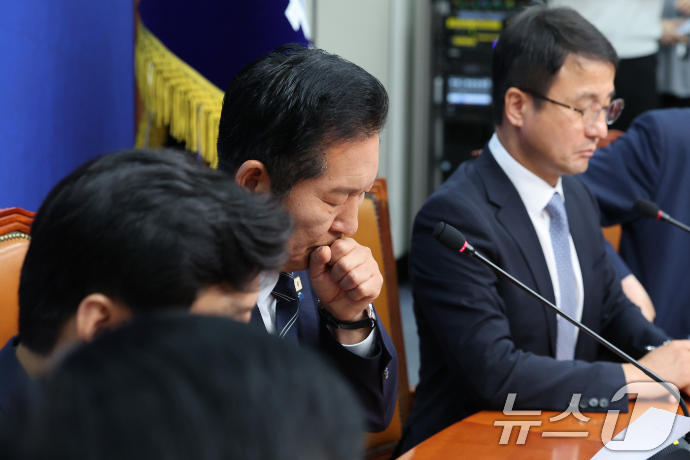 (서울=뉴스1) 신웅수 기자 = 정청래 더불어민주당 대표와 한병도 원내대표가 22일 서울 여의도 국회에서 열린 최고위원회의에서 생각에 잠겨 있다. 2026.6.22/뉴스1