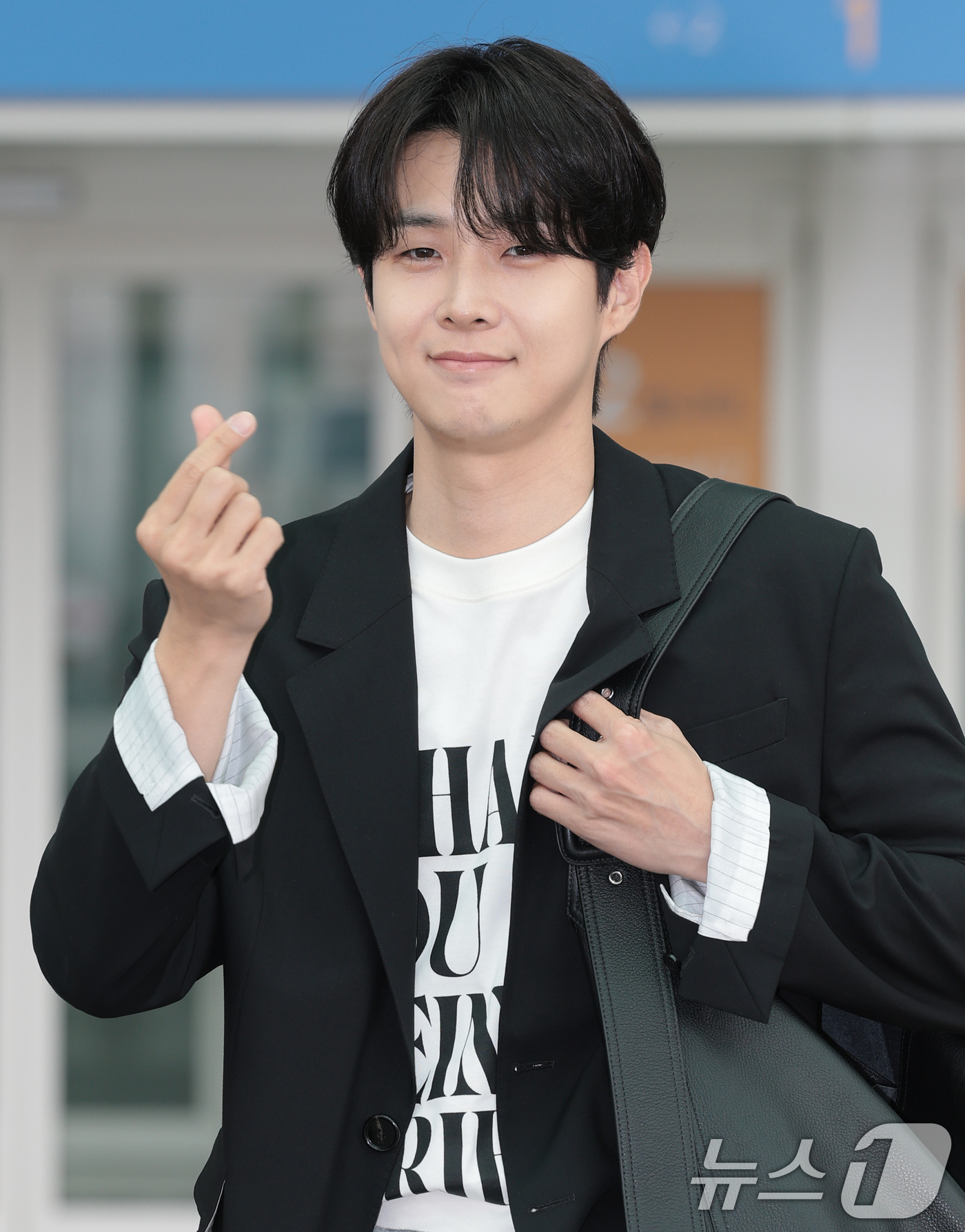 (인천공항=뉴스1) 권현진 기자 = 배우 최우식이 19일 오후 해외 일정 참석을 위해 인천국제공항을 통해 프랑스로 출국하고 있다. 2026.6.22/뉴스1