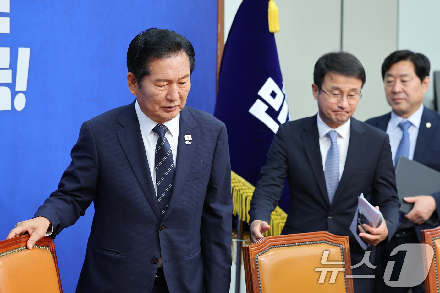 (서울=뉴스1) 신웅수 기자 = 정청래 더불어민주당 대표와 한병도 원내대표가 22일 서울 여의도 국회에서 열린 최고위원회의에 참석하고 있다. 2026.6.22/뉴스1