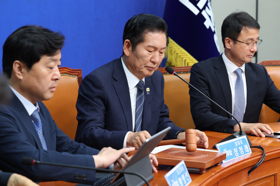 의사봉 두드리는 정청래 대표