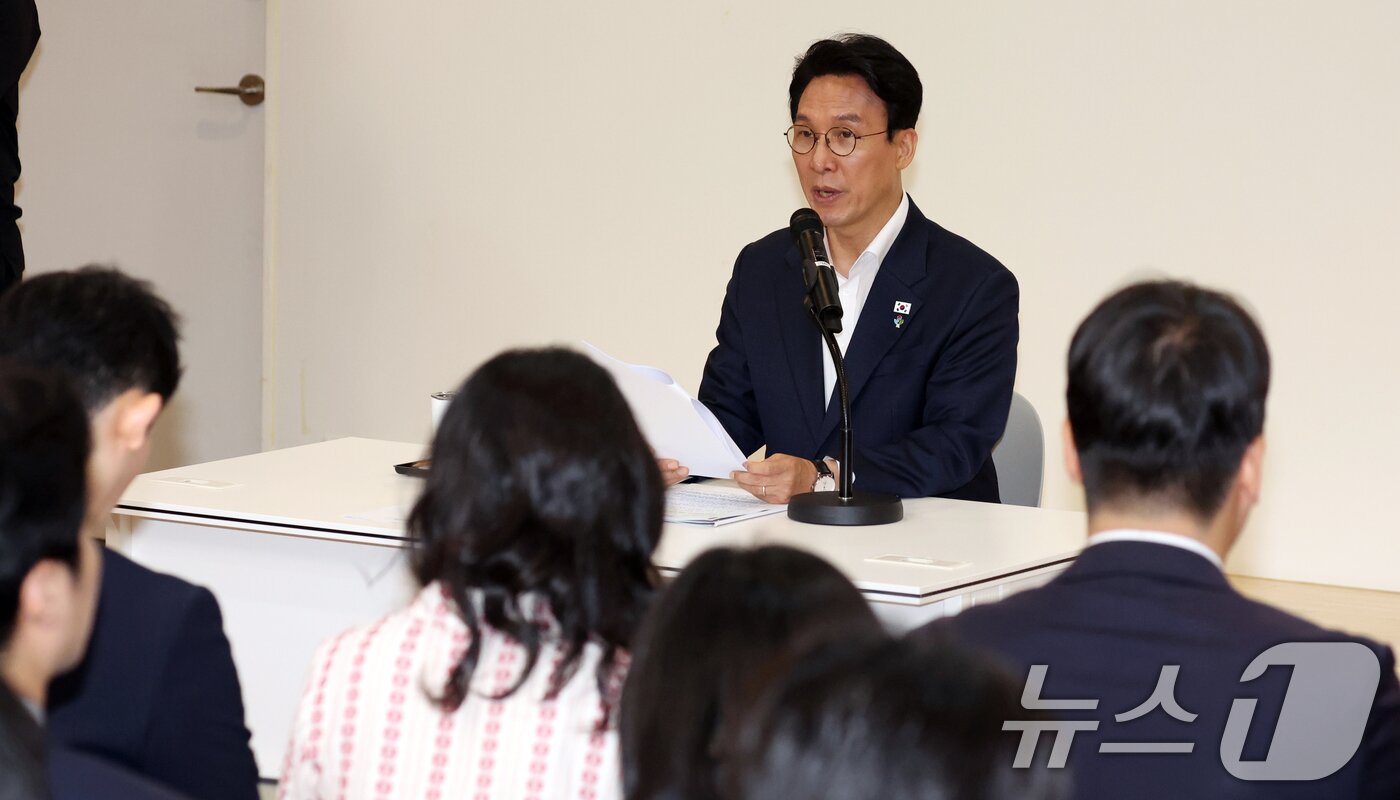 본문 이미지 - 김민석 국무총리가 22일 오전 서울 종로구 정부서울청사 별관에서 열린 출입기자단 간담회에서 모두 발언을 하고 있다. 2026.6.22 ⓒ 뉴스1 김명섭 기자