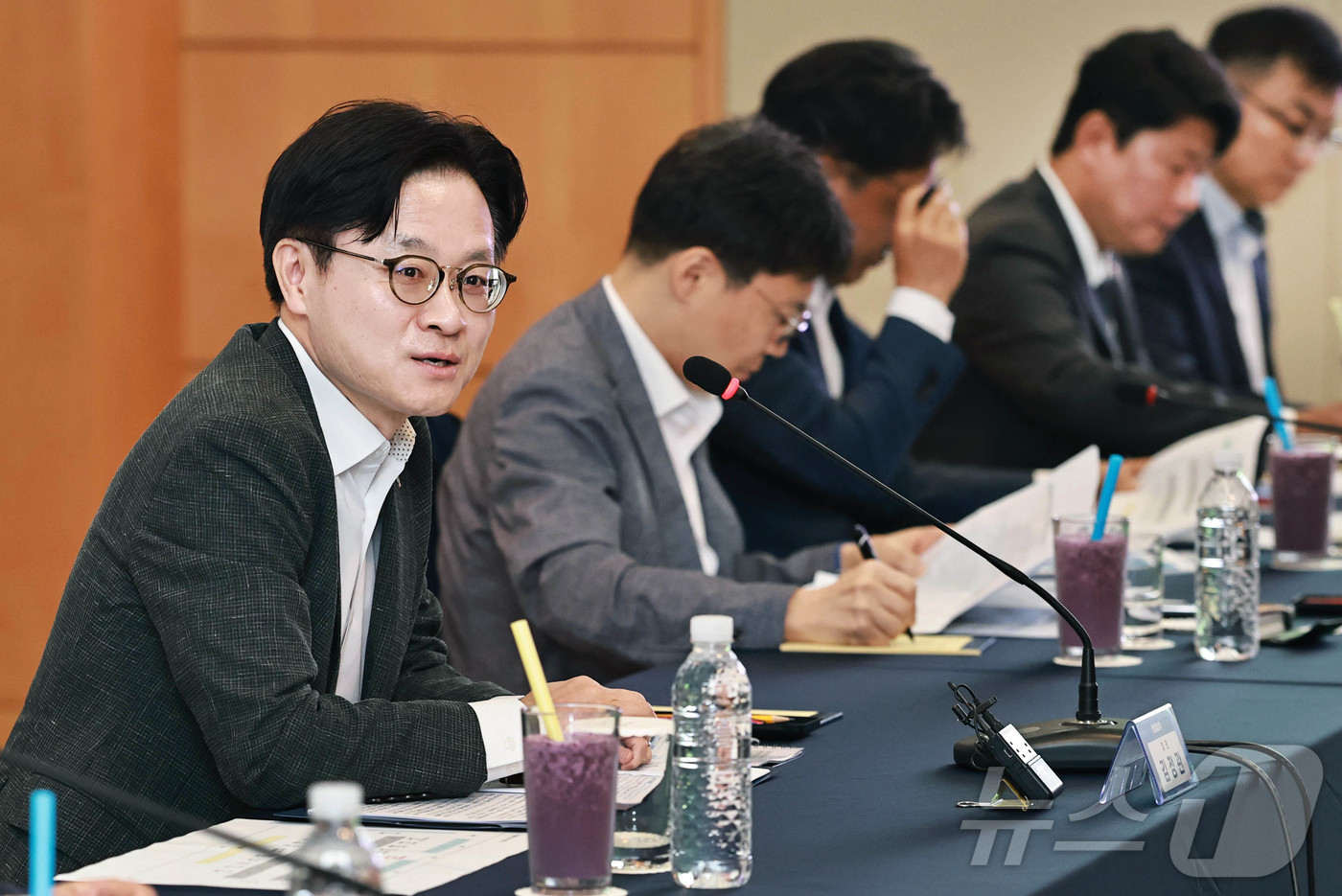 (서울=뉴스1) = 김정관 산업통상부 장관이 22일 전남 호텔현대 바이 라한 목포 사파이어홀에서 열린 대불·명지녹산·군산 산단 MINI 얼라이언스 간담회에서 발언하고 있다. (산업 …