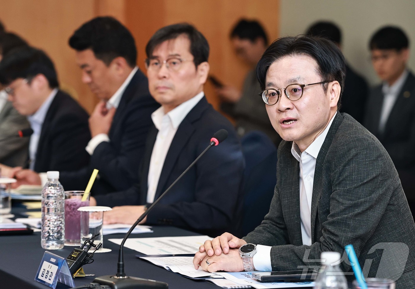 (서울=뉴스1) = 김정관 산업통상부 장관이 22일 전남 호텔현대 바이 라한 목포 사파이어홀에서 열린 대불·명지녹산·군산 산단 MINI 얼라이언스 간담회에서 발언하고 있다. (산업 …