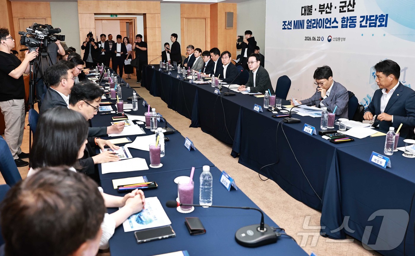 (서울=뉴스1) = 김정관 산업통상부 장관이 22일 전남 호텔현대 바이 라한 목포 사파이어홀에서 열린 대불·명지녹산·군산 산단 MINI 얼라이언스 간담회에서 발언하고 있다. (산업 …
