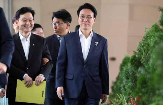 간담회장으로 향하는 김민석 총리
