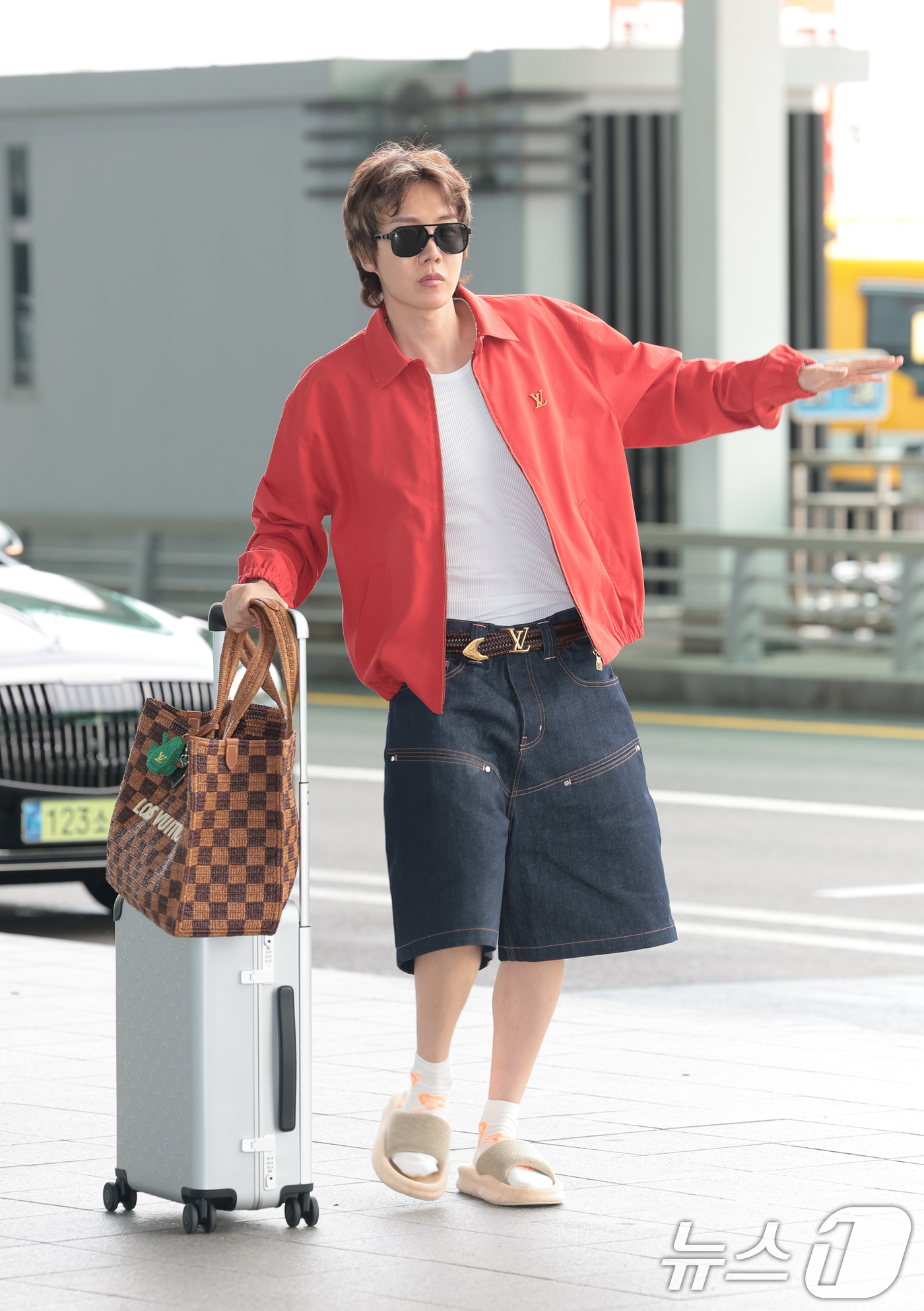 (인천공항=뉴스1) 권현진 기자 = 방탄소년단(BTS) 제이홉이 22일 해외 일정 참석을 위해 인천국제공항을 통해 프랑스로 출국하고 있다. 2026.6.22/뉴스1