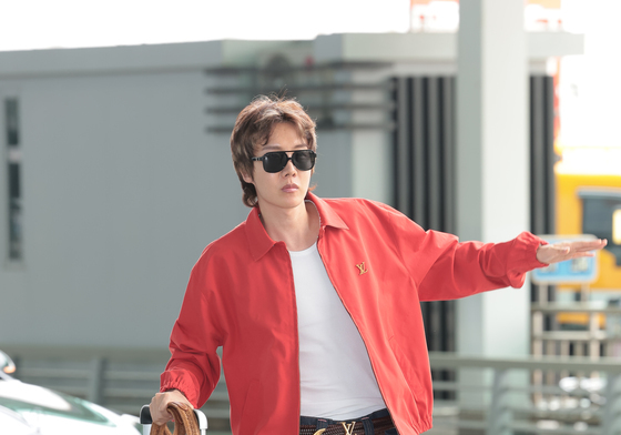 제이홉, 공항 패션 포인트는 '하트 양말'