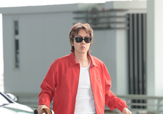 제이홉, 하트 뿅뿅 앙말 신고 출국