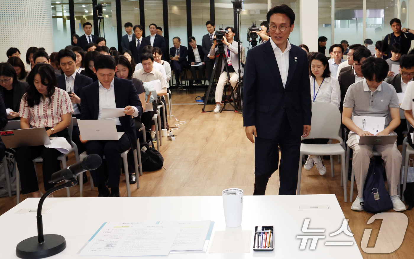 (서울=뉴스1) 김명섭 기자 = 김민석 국무총리가 22일 오전 서울 종로구 정부서울청사 별관에서 열린 출입기자단 간담회에 참석하고 있다.  2026.6.22/뉴스1