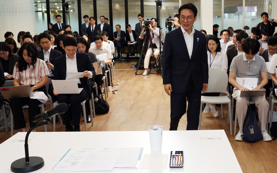 출입기자단과 소통하는 김민석 총리