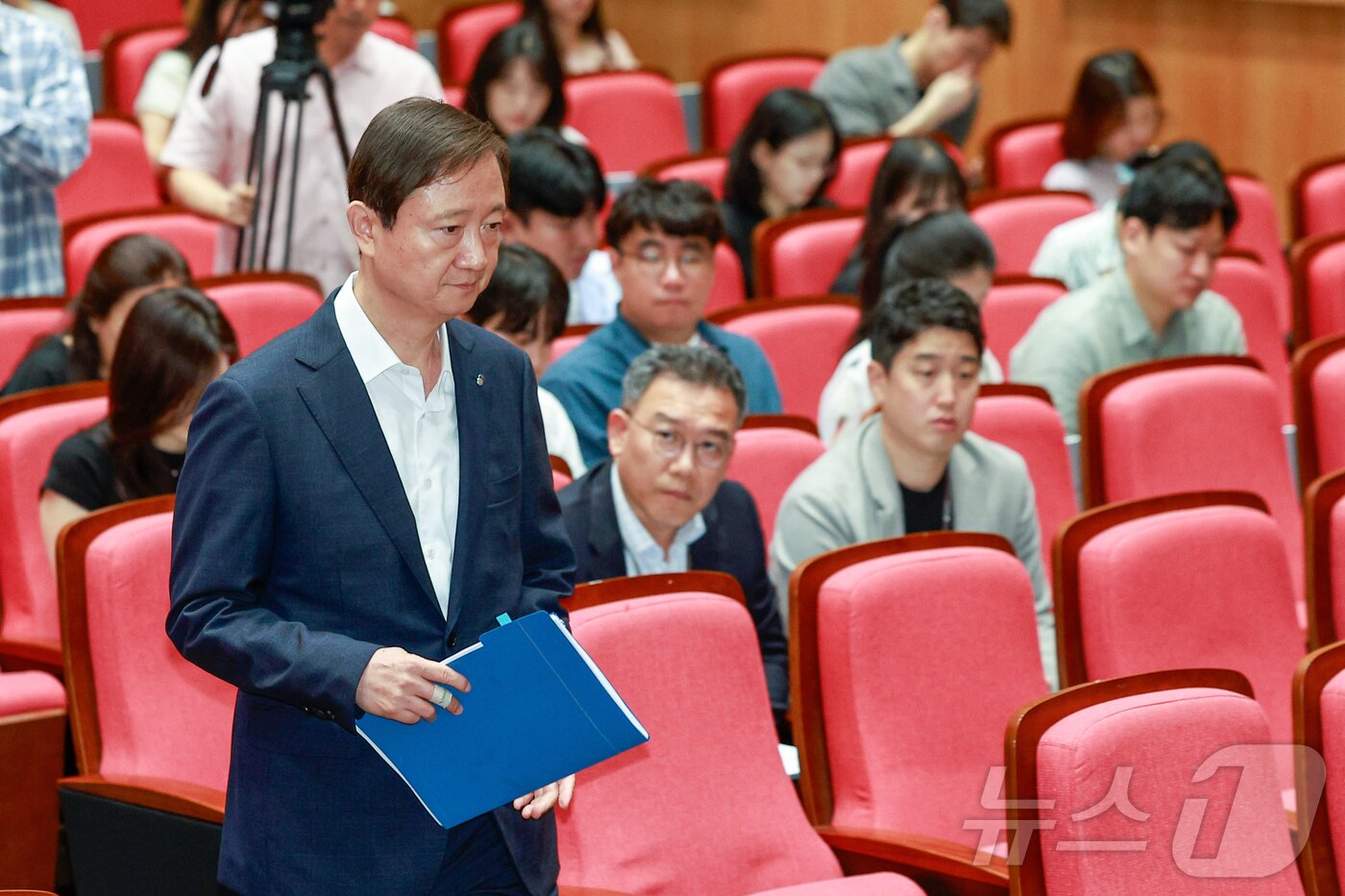 본문 이미지 - 이찬진 금융감독원장이 22일 서울 여의도 금감원에서 열린 기자간담회에 입장하고 있다. 2026.6.22 ⓒ 뉴스1 안은나 기자