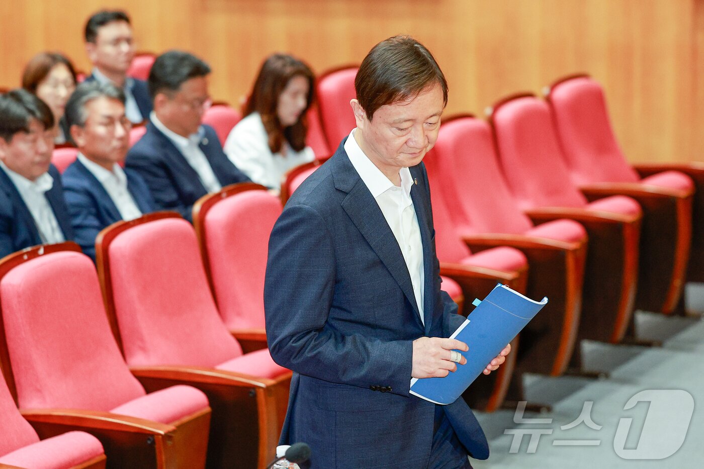 본문 이미지 - 이찬진 금융감독원장이 22일 서울 여의도 금감원에서 열린 기자간담회에 입장하고 있다. 2026.6.22 ⓒ 뉴스1 안은나 기자