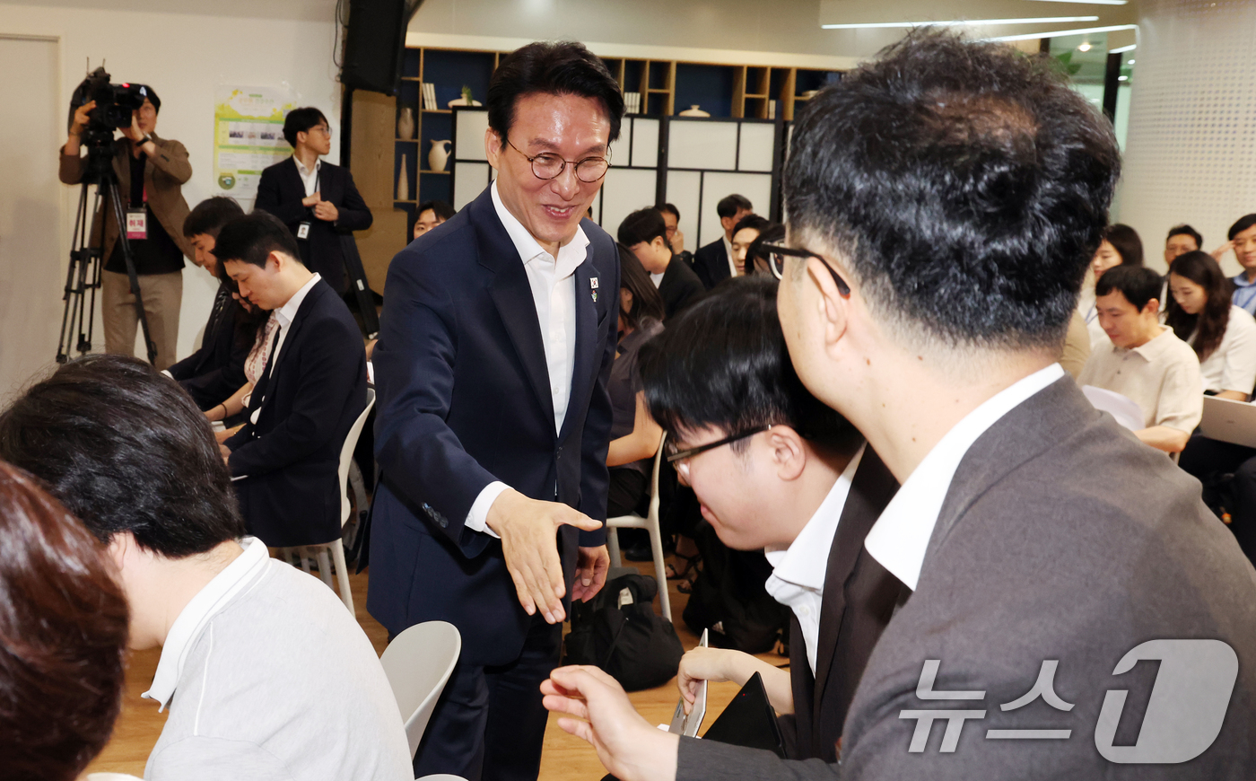 (서울=뉴스1) 김명섭 기자 = 김민석 국무총리가 22일 오전 서울 종로구 정부서울청사 별관에서 열린 출입기자단 간담회에서 인사를 하고 있다.  2026.6.22/뉴스1