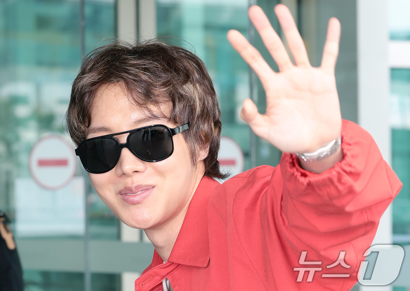 (인천공항=뉴스1) 권현진 기자 = 방탄소년단(BTS) 제이홉이 22일 해외 일정 참석을 위해 인천국제공항을 통해 프랑스로 출국하며 인사를 하고 있다. 2026.6.22/뉴스1