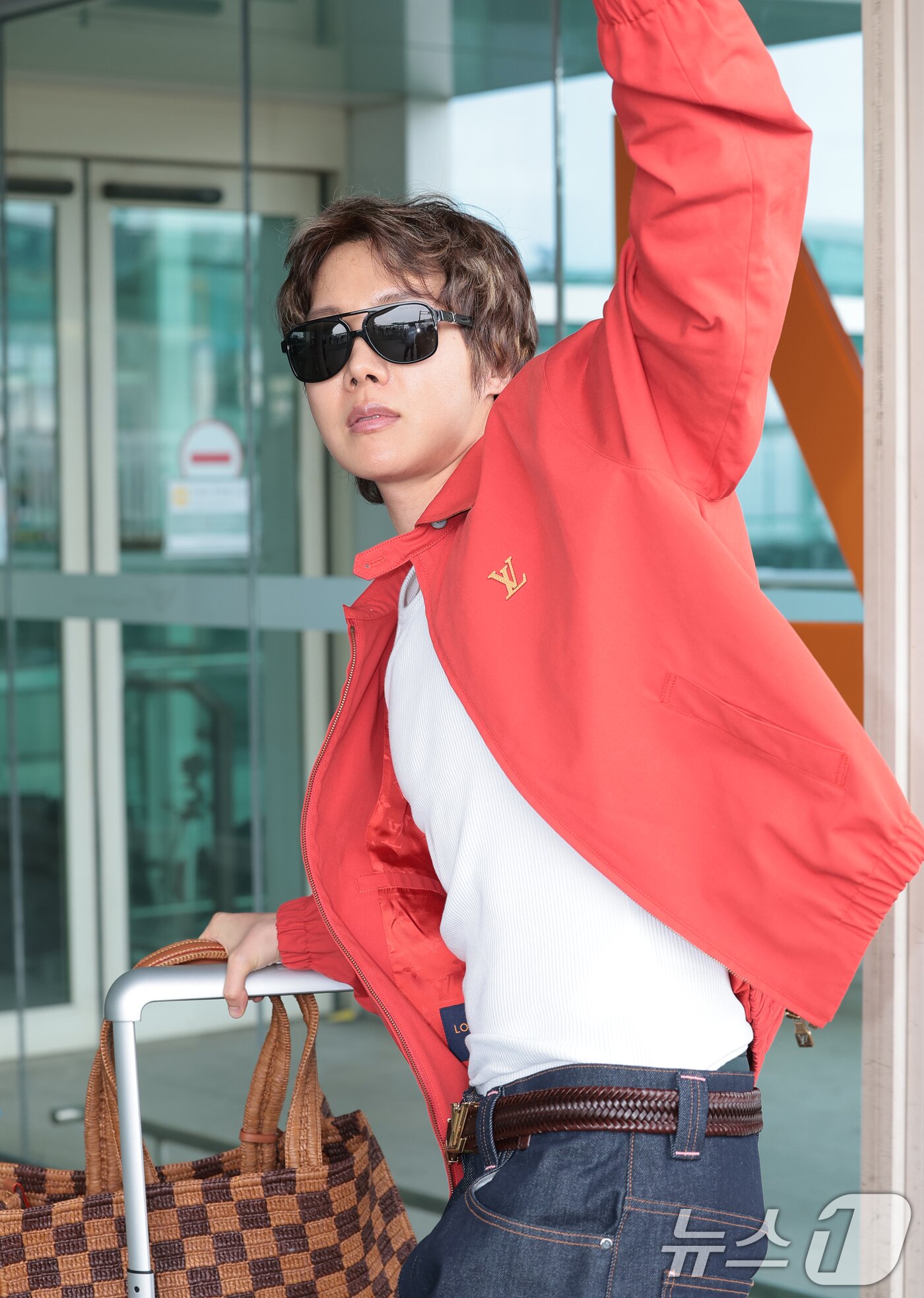 본문 이미지 - 방탄소년단(BTS) 제이홉이 22일 해외 일정 참석을 위해 인천국제공항을 통해 프랑스로 출국하기 전 인사를 하고 있다. ⓒ 뉴스1 권현진 기자