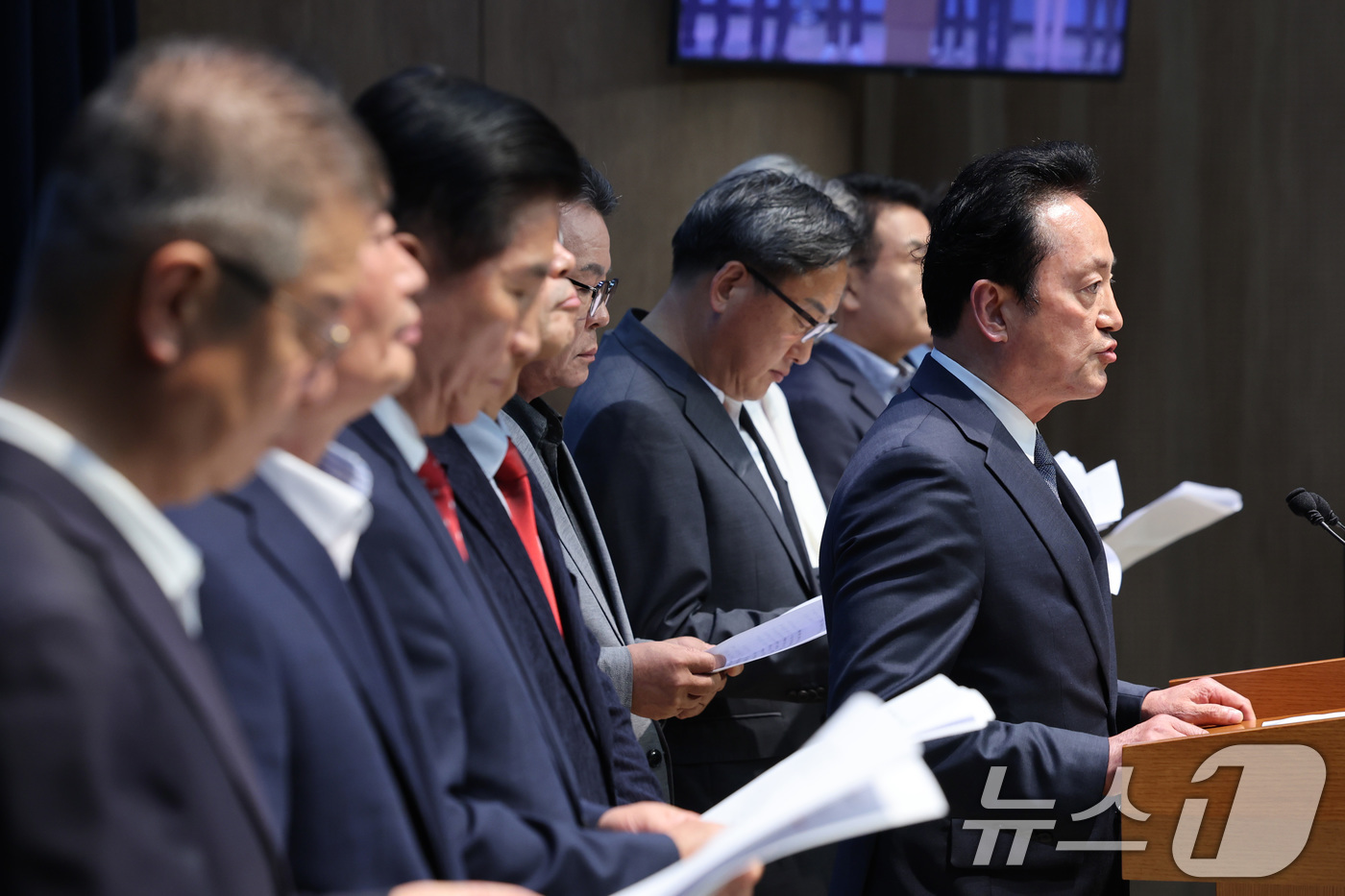 (서울=뉴스1) 신웅수 기자 = 국민의힘 원외당협위원장들이 22일 서울 여의도 국회 소통관에서 중앙선거관리위원회 비리 의혹에 대한 특검 도입 촉구 기자회견을 하고 있다. 2026. …
