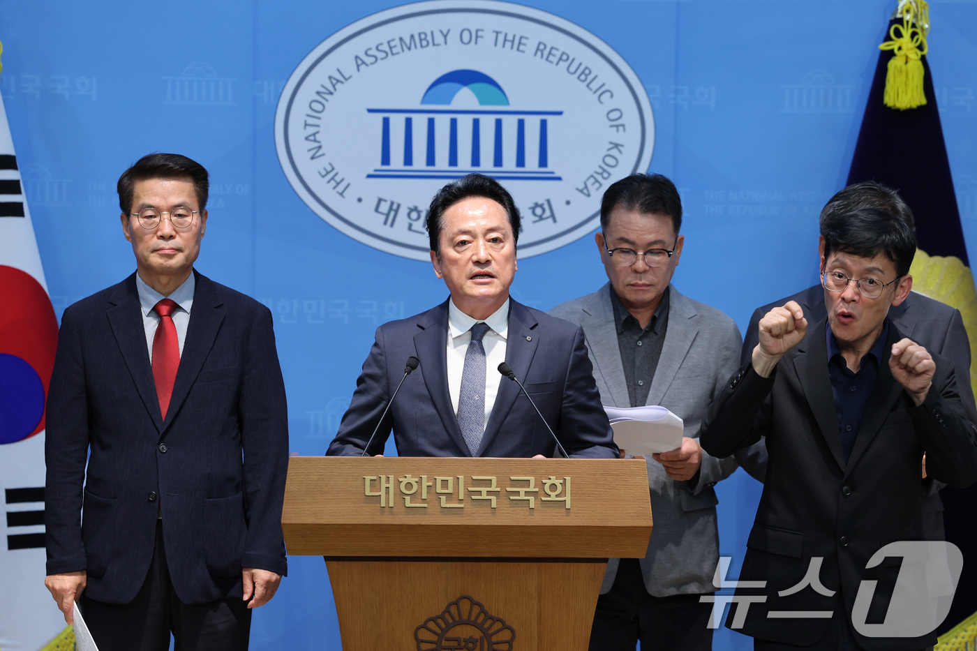 (서울=뉴스1) 신웅수 기자 = 국민의힘 원외당협위원장들이 22일 서울 여의도 국회 소통관에서 중앙선거관리위원회 비리 의혹에 대한 특검 도입 촉구 기자회견을 하고 있다. 2026. …