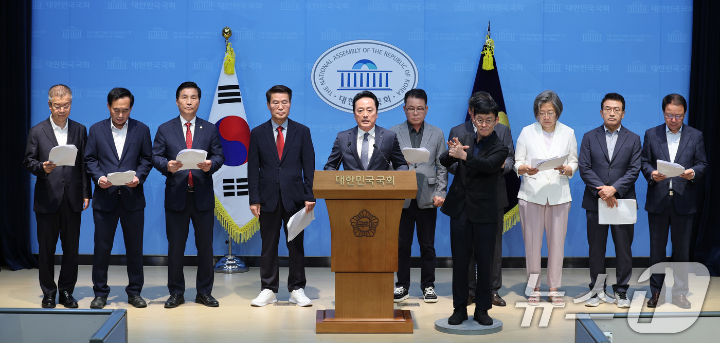 (서울=뉴스1) 신웅수 기자 = 국민의힘 원외당협위원장들이 22일 서울 여의도 국회 소통관에서 중앙선거관리위원회 비리 의혹에 대한 특검 도입 촉구 기자회견을 하고 있다. 2026. …