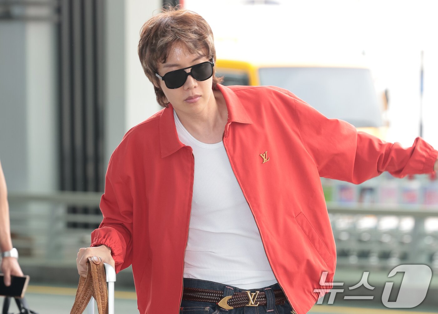 본문 이미지 - 방탄소년단(BTS) 제이홉이 22일 해외 일정 참석을 위해 인천국제공항을 통해 프랑스로 출국하고 있다. ⓒ 뉴스1 권현진 기자