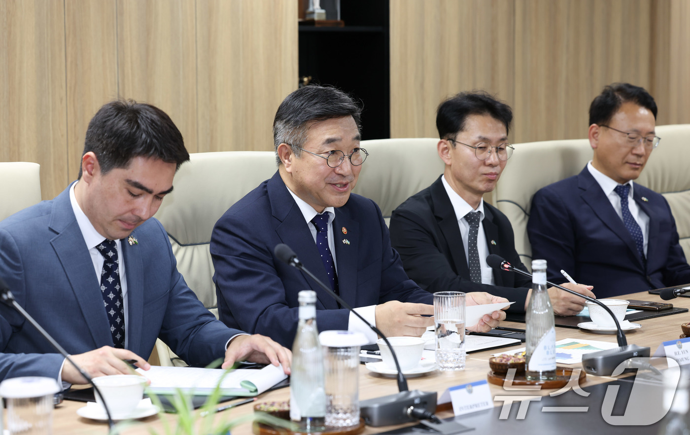 (서울=뉴스1) = 윤호중 행정안전부 장관이 21일 오후(현지시간) 우즈베키스탄 타슈켄트 디지털기술부 청사에서 셰르조드 셰르마토프 장관과  디지털정부 협력센터 설립 운영관련 논의를 …