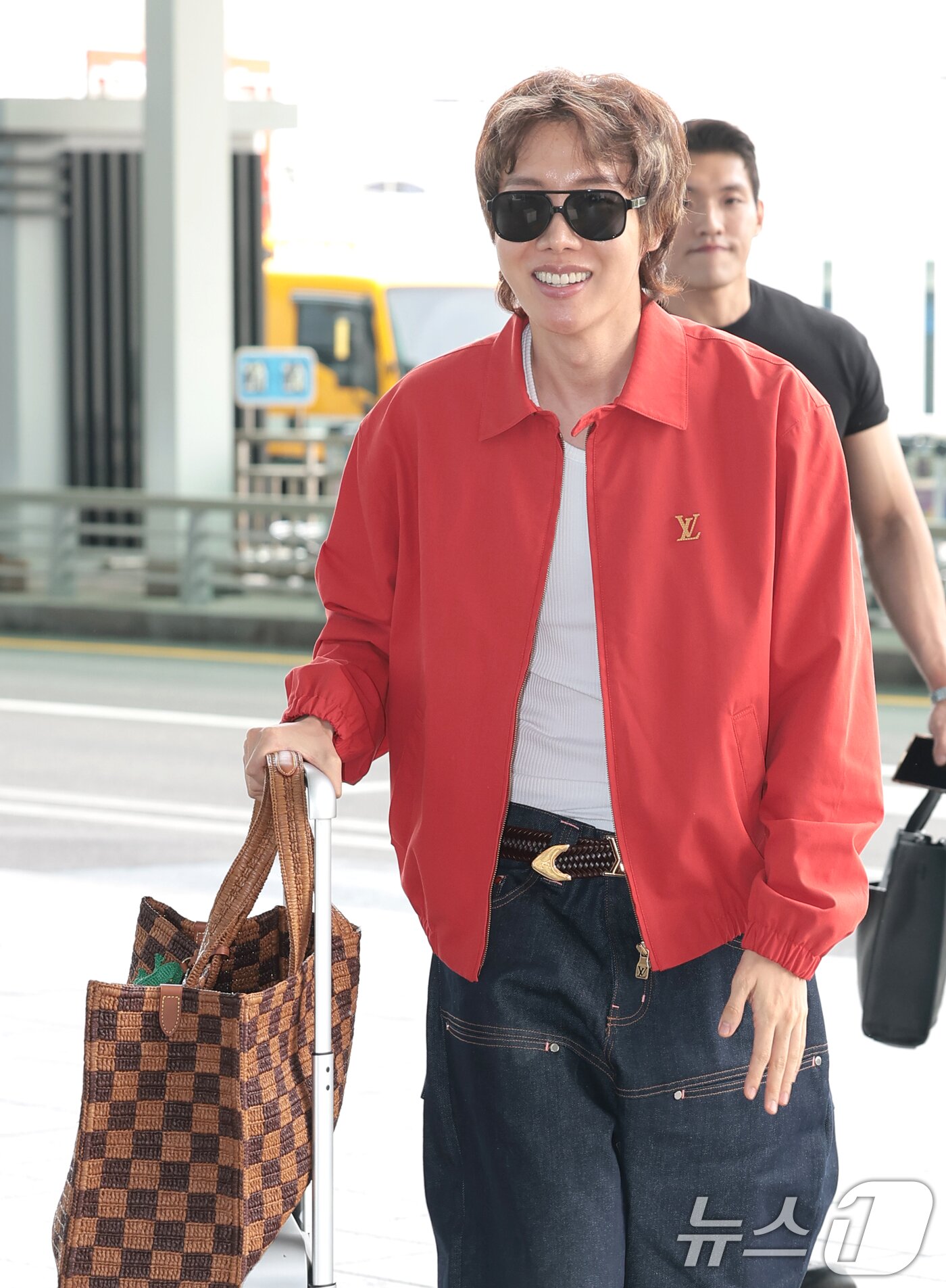 본문 이미지 - 방탄소년단(BTS) 제이홉이 22일 해외 일정 참석을 위해 인천국제공항에 도착해 출국장으로 이동하고  있다. ⓒ 뉴스1 권현진 기자