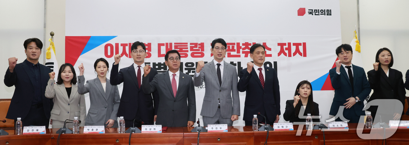 (서울=뉴스1) 황기선 기자 = 주진우 국민의힘 이재명 대통령 재판취소 저지 특별위원회 위원장이 22일 오전 서울 여의도 국회에서 열린 특위 1차회의에서 참석자들과 파이팅을 외치고 …