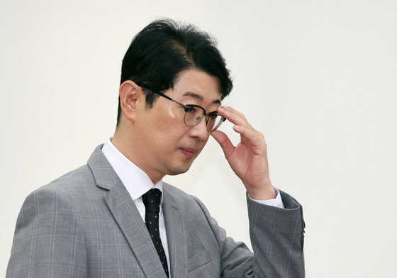 회의 참석하는 주진우 위원장