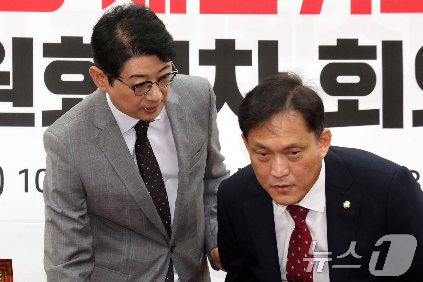 (서울=뉴스1) 황기선 기자 = 주진우 국민의힘 이재명 대통령 재판취소 저지 특별위원회 위원장이 22일 오전 서울 여의도 국회에서 열린 특위 1차회의에서 김태규 부위원장과 대화를 …