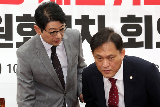 대화 나누는 주진우·김태규