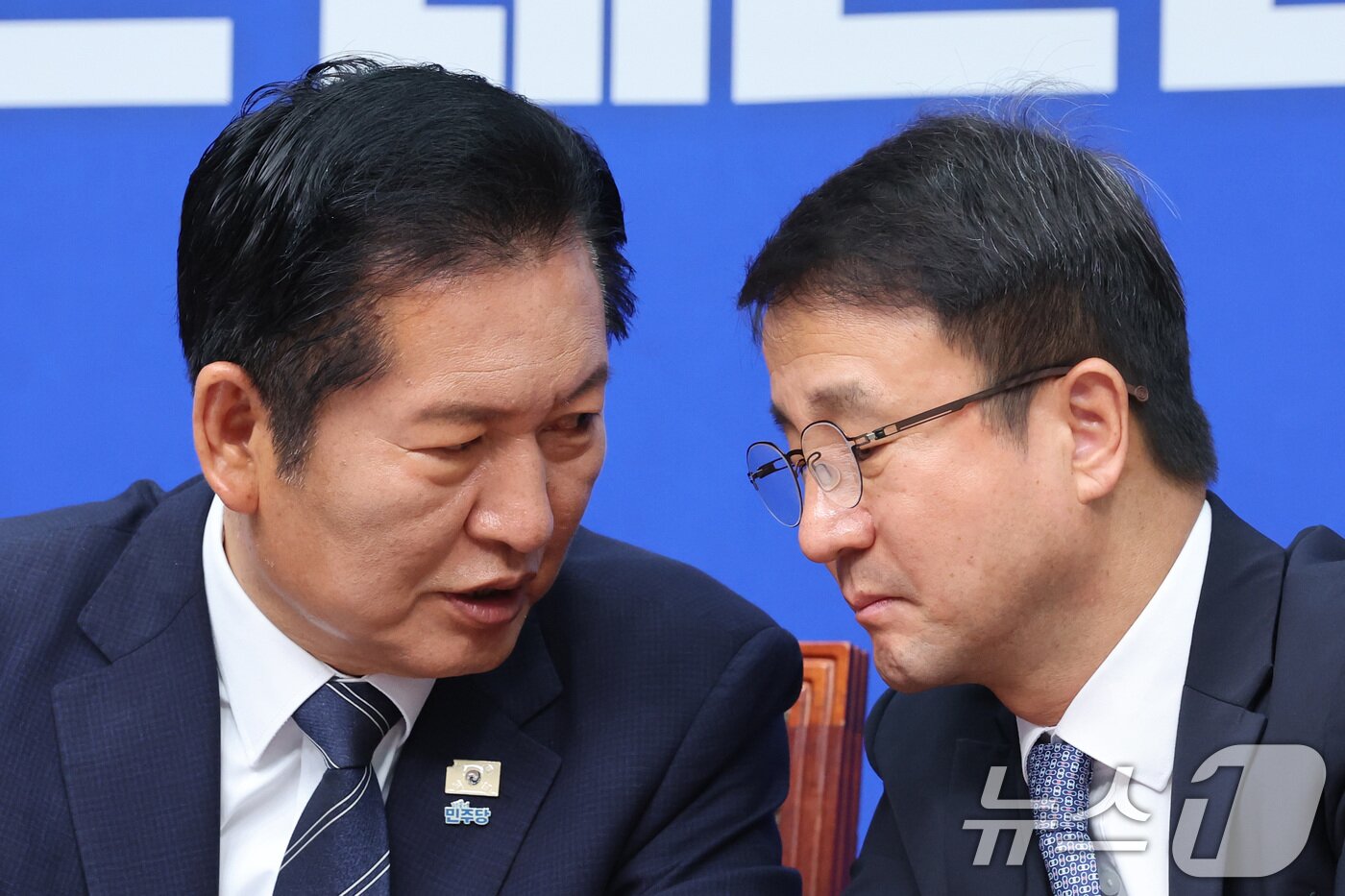 본문 이미지 - 정청래 더불어민주당 대표와 한병도 원내대표가 22일 서울 여의도 국회에서 열린 최고위원회의에서 대화하고 있다. 2026.6.22 ⓒ 뉴스1 신웅수 기자