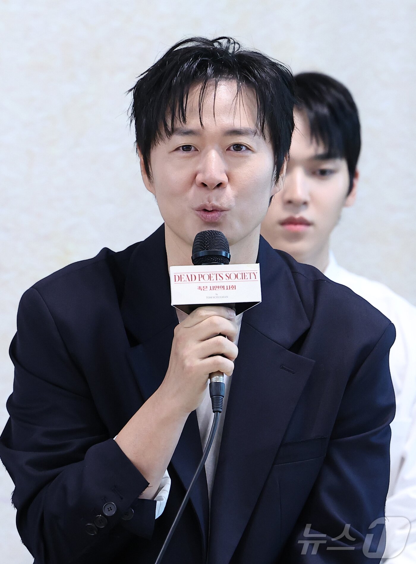 본문 이미지 - 배우 연정훈이 22일 서울 종로구 대학로 예술가의 집 다목적홀에서 열린 연극 '죽은 시인의 사회' 제작발표회에서 취재진의 질문에 답하고 있다. '죽은 시인의 사회'는 1959년 미국 명문 기숙학교 '웰튼 아카데미'를 배경으로 새로 부임한 영어 교사 '존 키팅'이 입시와 성공만을 강요받던 학생들에게 "Carpe Diem(현재를 즐겨라)＂이라는 메시지를 전하며 벌어지는 변화를 다룬다. 2026.6.22 ⓒ 뉴스1 김성진 기자