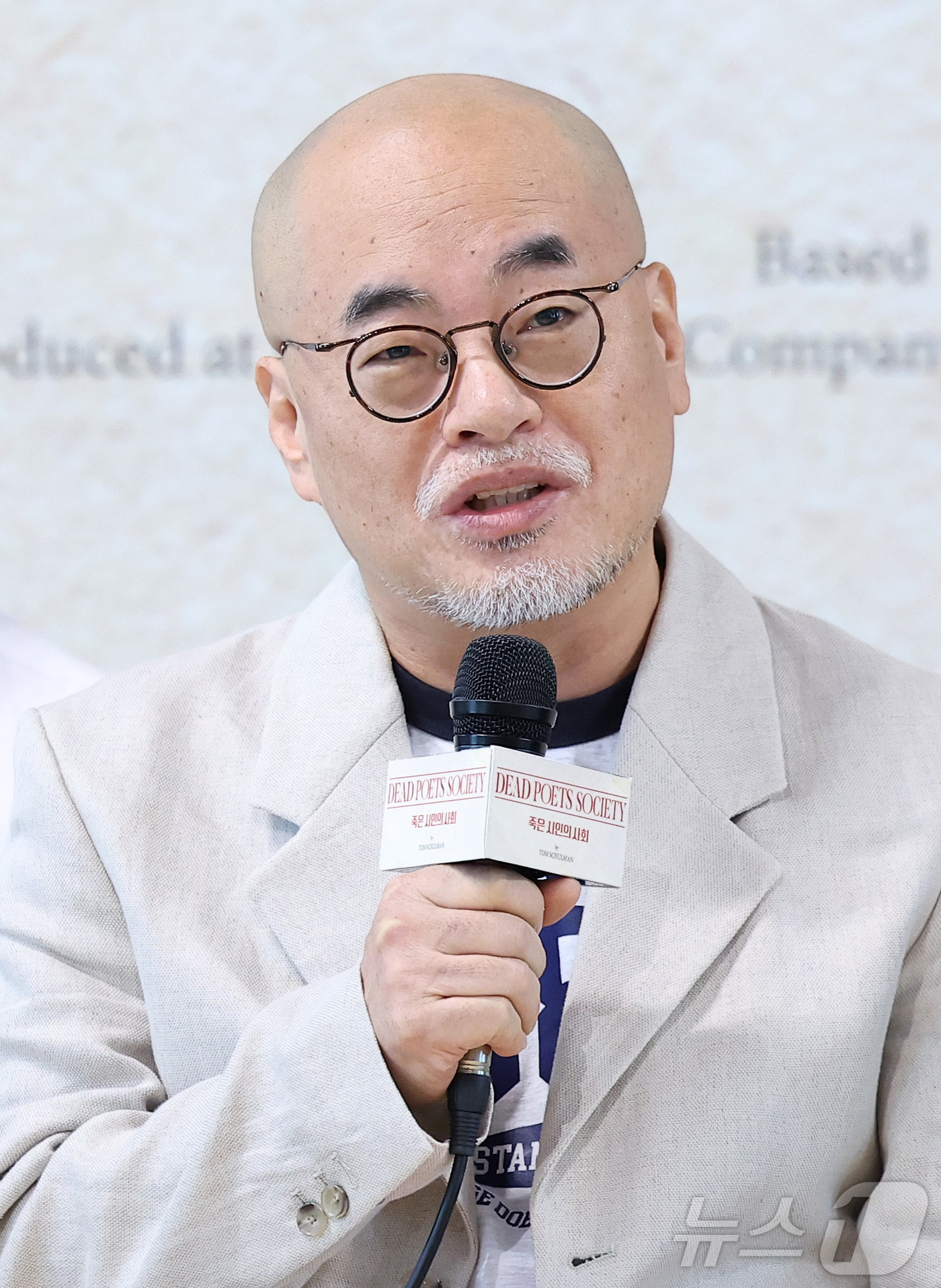 (서울=뉴스1) 김성진 기자 = 조광화 연출이 22일 서울 종로구 대학로 예술가의 집 다목적홀에서 열린 연극 '죽은 시인의 사회' 제작발표회에서 취재진의 질문에 답하고 있다.'죽은 …