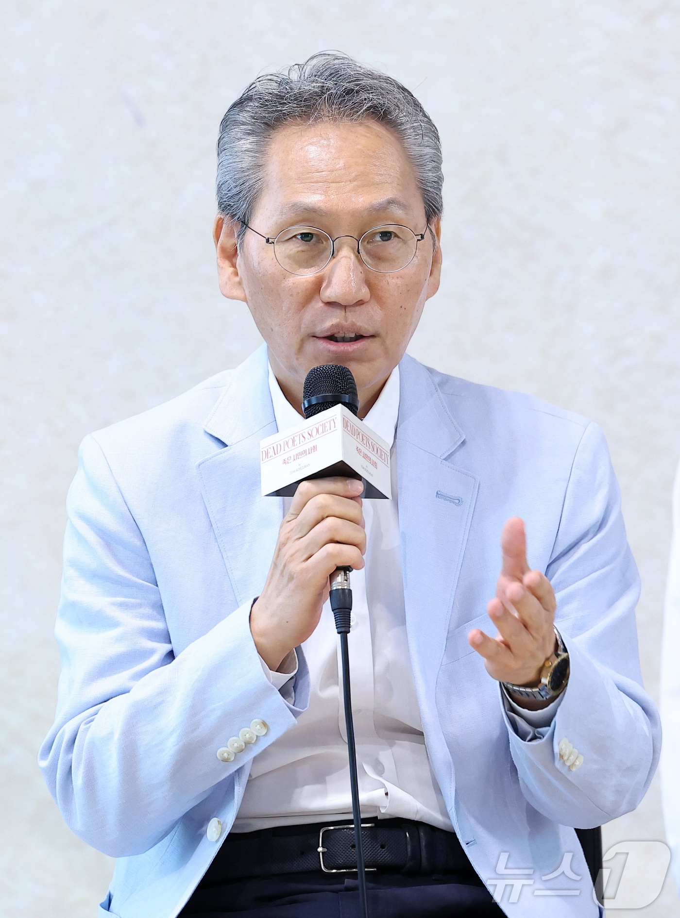 (서울=뉴스1) 김성진 기자 = 김용관 대표가 22일 서울 종로구 대학로 예술가의 집 다목적홀에서 열린 연극 '죽은 시인의 사회' 제작발표회에서 취재진의 질문에 답하고 있다.'죽은 …