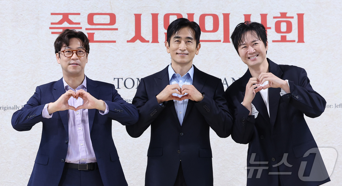 (서울=뉴스1) 김성진 기자 = 배우 오만석(왼쪽부터), 차인표, 연정훈이 22일 서울 종로구 대학로 예술가의 집 다목적홀에서 열린 연극 '죽은 시인의 사회' 제작발표회에서 포즈를 …