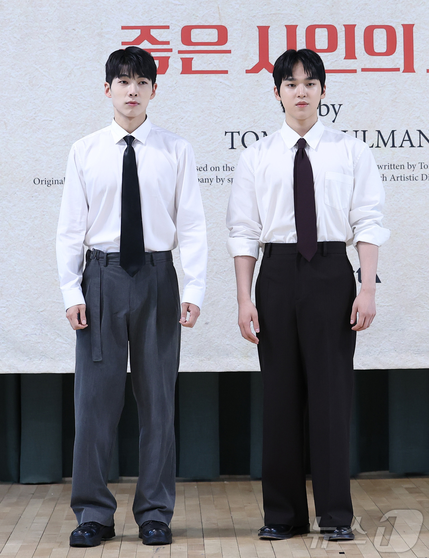 (서울=뉴스1) 김성진 기자 = 배우 김태균(왼쪽)과 문성현이 22일 서울 종로구 대학로 예술가의 집 다목적홀에서 열린 연극 '죽은 시인의 사회' 제작발표회에서 포즈를 취하고 있다 …