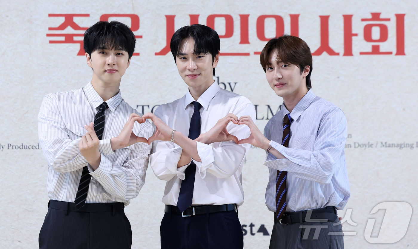 (서울=뉴스1) 김성진 기자 = 배우 오만석(왼쪽부터), 차인표, 연정훈이 22일 서울 종로구 대학로 예술가의 집 다목적홀에서 열린 연극 '죽은 시인의 사회' 제작발표회에서 포즈를 …
