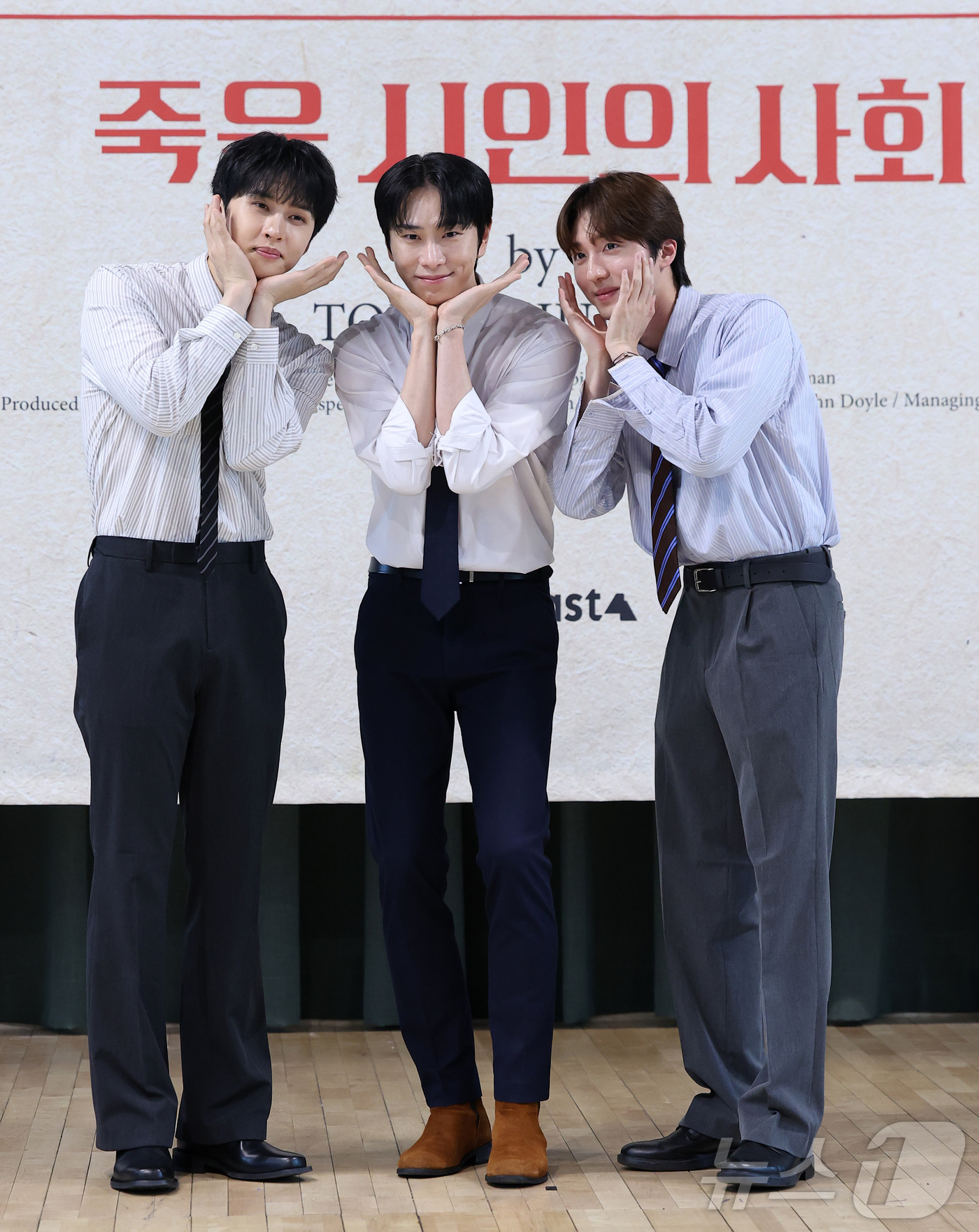 (서울=뉴스1) 김성진 기자 = 배우 이재환(왼쪽부터), 김락현, 찬희가 22일 서울 종로구 대학로 예술가의 집 다목적홀에서 열린 연극 '죽은 시인의 사회' 제작발표회에서 포즈를 …