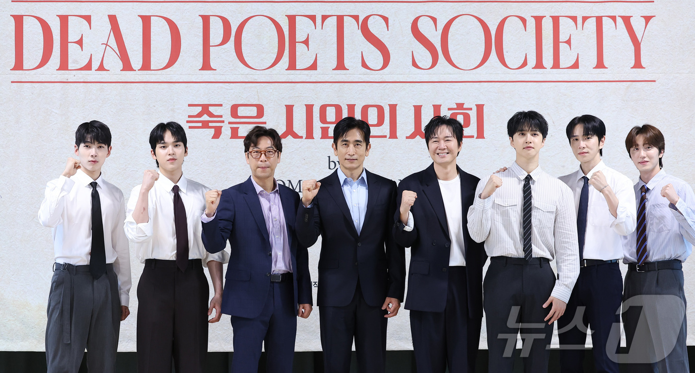 (서울=뉴스1) 김성진 기자 = 배우 김태균(왼쪽부터), 문성현, 오만석, 차인표, 연정훈, 이재환, 김락현, 찬희가 22일 서울 종로구 대학로 예술가의 집 다목적홀에서 열린 연극 …