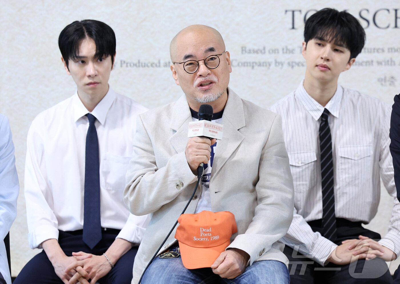 본문 이미지 - 조광화 연출이 22일 서울 종로구 대학로 예술가의 집 다목적홀에서 열린 연극 '죽은 시인의 사회' 제작발표회에서 취재진의 질문에 답하고 있다. '죽은 시인의 사회'는 1959년 미국 명문 기숙학교 '웰튼 아카데미'를 배경으로 새로 부임한 영어 교사 '존 키팅'이 입시와 성공만을 강요받던 학생들에게 "Carpe Diem(현재를 즐겨라)＂이라는 메시지를 전하며 벌어지는 변화를 다룬다. 2026.6.22 ⓒ 뉴스1 김성진 기자