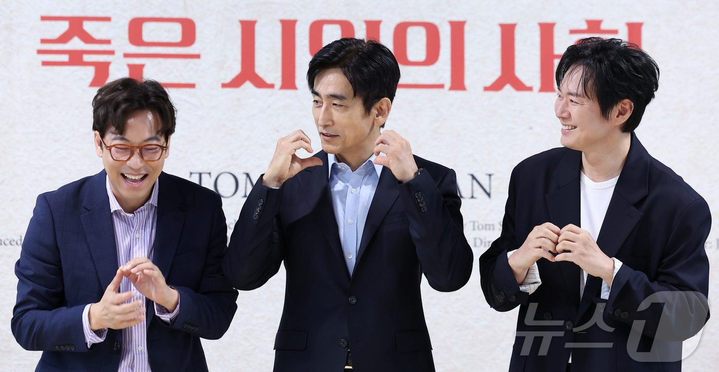 (서울=뉴스1) 김성진 기자 = 배우 오만석(왼쪽부터), 차인표, 연정훈이 22일 서울 종로구 대학로 예술가의 집 다목적홀에서 열린 연극 '죽은 시인의 사회' 제작발표회에서 포즈를 …