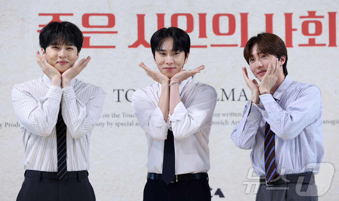 (서울=뉴스1) 김성진 기자 = 배우 오만석(왼쪽부터), 차인표, 연정훈이 22일 서울 종로구 대학로 예술가의 집 다목적홀에서 열린 연극 '죽은 시인의 사회' 제작발표회에서 포즈를 …