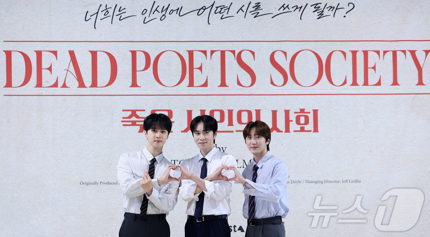 (서울=뉴스1) 김성진 기자 = 배우 오만석(왼쪽부터), 차인표, 연정훈이 22일 서울 종로구 대학로 예술가의 집 다목적홀에서 열린 연극 '죽은 시인의 사회' 제작발표회에서 포즈를 …