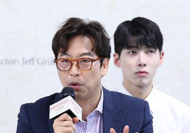 취재진 질문에 답하는 오만석