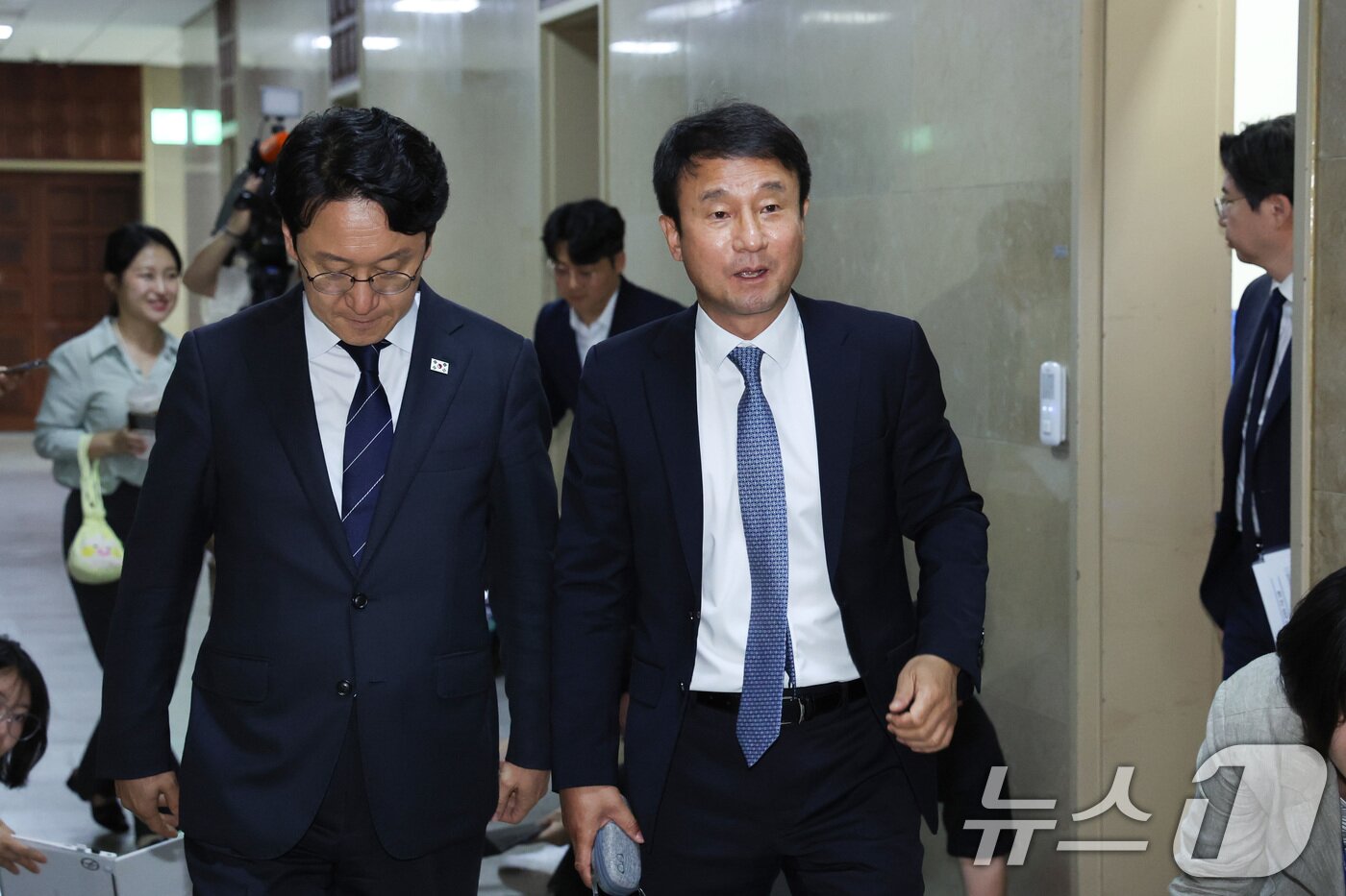 본문 이미지 - 한병도 더불어민주당 원내대표와 천준호 원내운영수석부대표가 22일 서울 여의도 국회에서 열린 여야 원내대표 회동을 마친 후 운영위원장실을 나서고 있다. 2026.6.22 ⓒ 뉴스1 신웅수 기자
