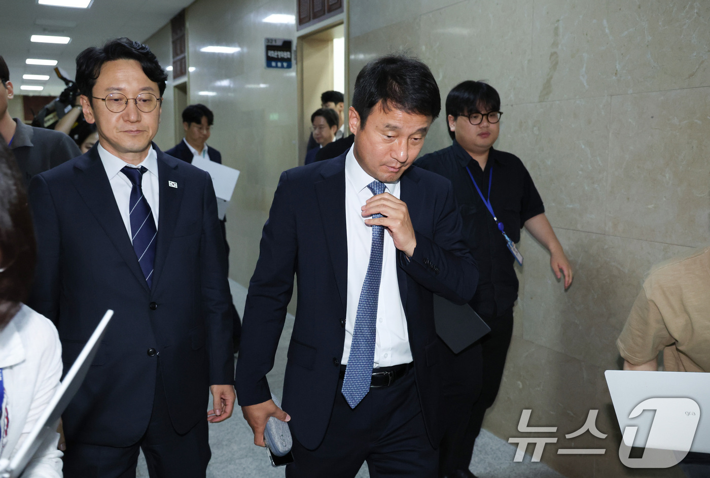 (서울=뉴스1) 신웅수 기자 = 한병도 더불어민주당 원내대표와 천준호 원내운영수석부대표가 22일 서울 여의도 국회에서 열린 여야 원내대표 회동을 마친 후 운영위원장실을 나서고 있다 …