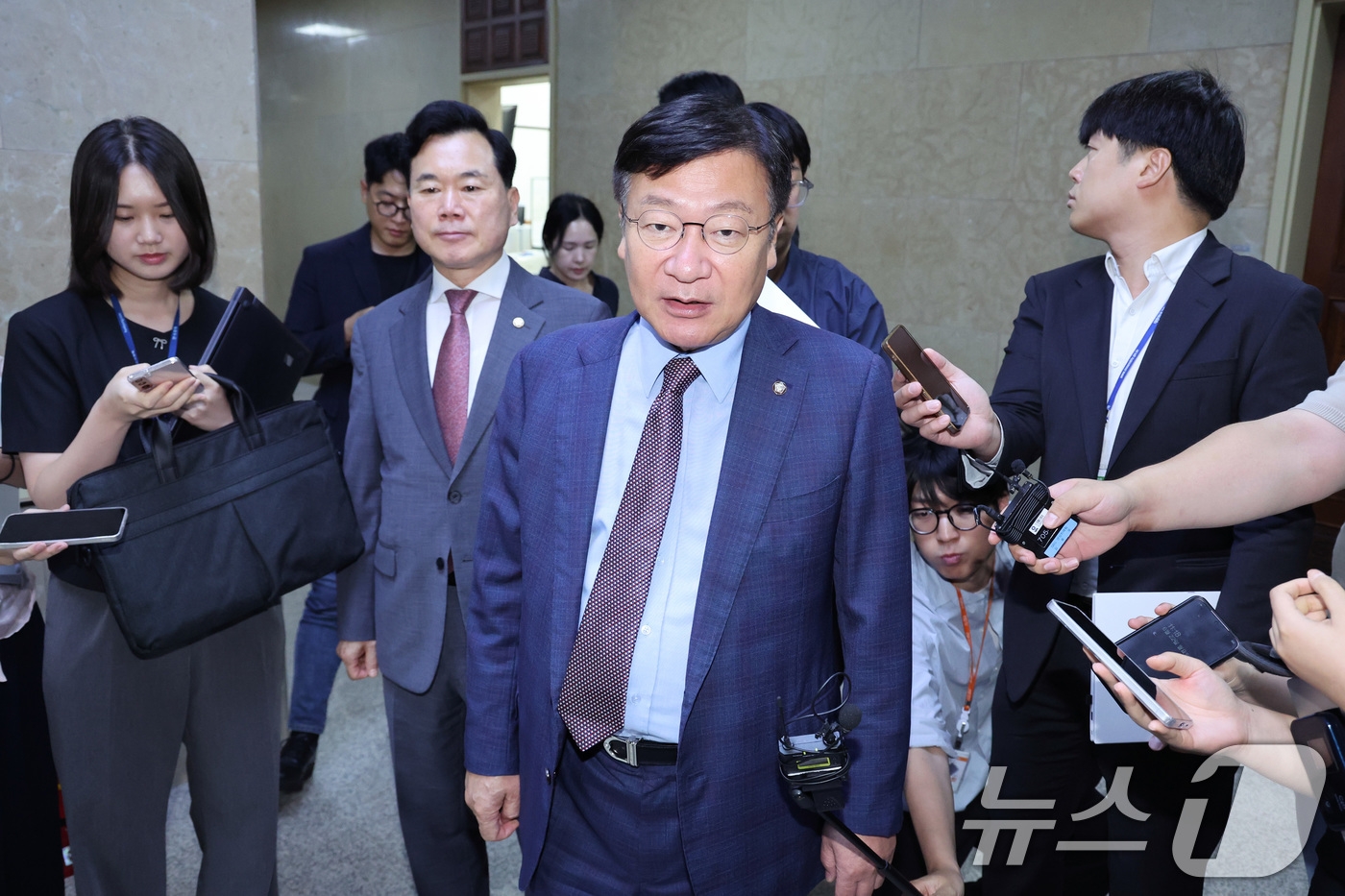 (서울=뉴스1) 신웅수 기자 = 정점식 국민의힘 원내대표와 김승수 원내운영수석부대표가 22일 서울 여의도 국회에서 열린 여야 원내대표 회동을 마친 후 운영위원장실을 나서고 있다. …