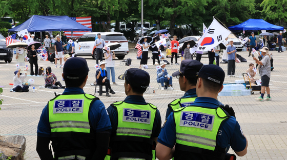 '잠실 개표소 시위' 경찰관 폭행 20대 2명 구속기로
