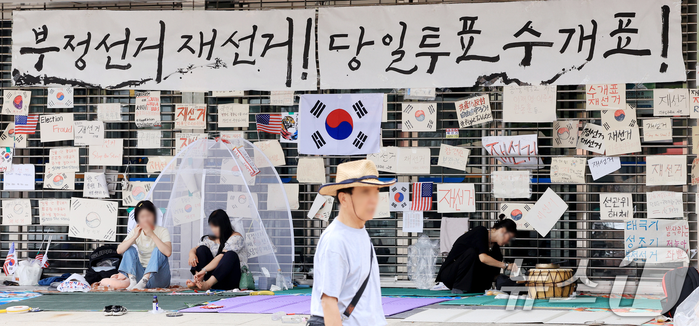 (서울=뉴스1) 이호윤 기자 = 제9회 전국동시지방선거 투표용지 부족 사태를 규탄하는 개표소 봉쇄 시위가 계속된 22일 서울 송파구 올림픽공원 핸드볼경기장 개표소 출입구에 재선거를 …