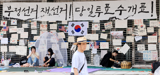 '돗자리·모기방·약방' 개표소 봉쇄 4주차 장기화 조짐…곳곳서 마찰음(종합)