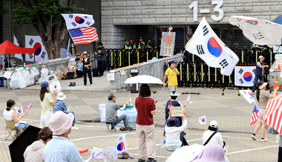 잠실 개표소 봉쇄 시위 18일째…"의사당 처들어가겠다" vs "선동 말라"